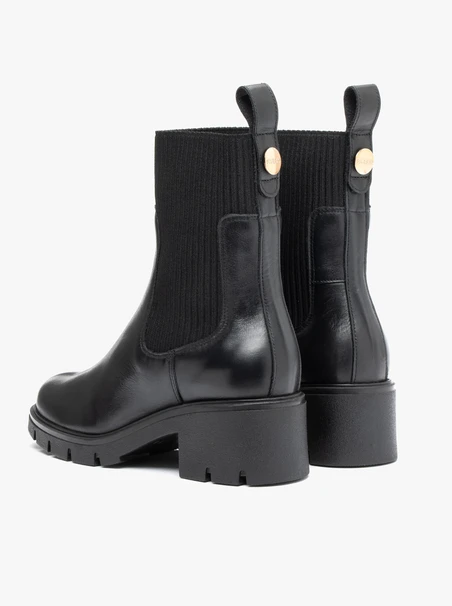 <p>Schwarze, höhere Stiefeletten mit Gummizug</p>