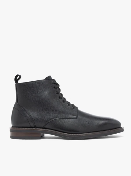 Schwarz genarbte Lederstiefel