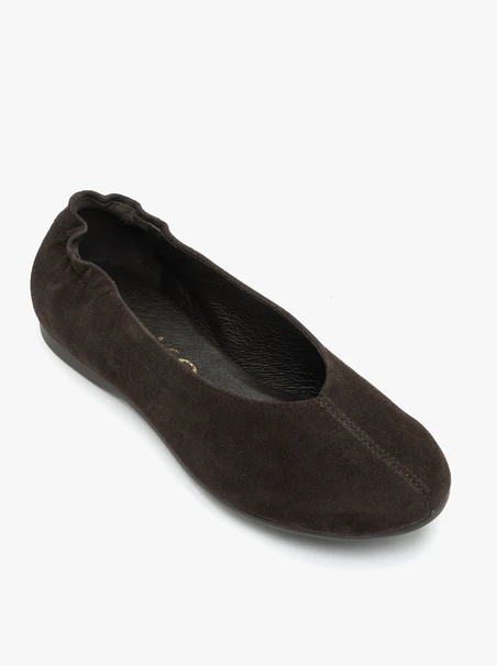 Braune Ballerinas mit Gummizug über der Ferse