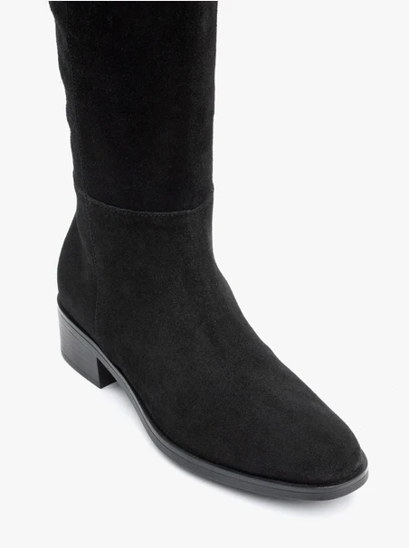 Schwarze Stiefel mit schmalem Schaft