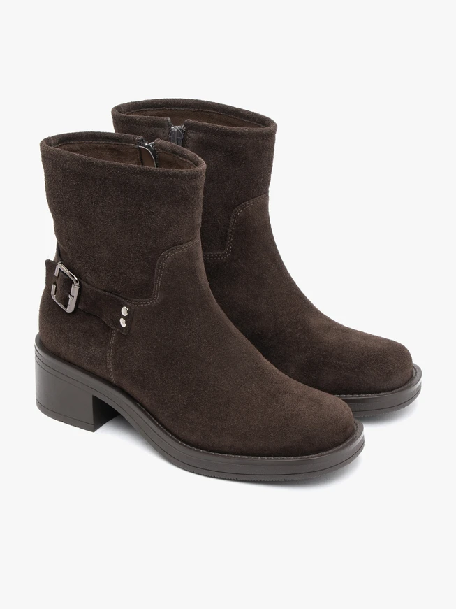 Dunkelbraune Velours-Stiefeletten mit Schnalle