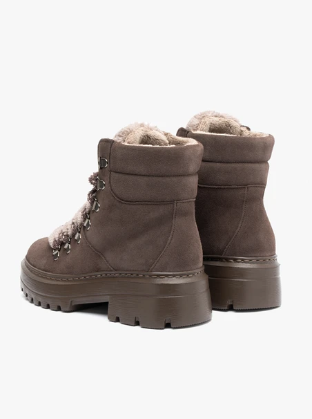 Braune Schneestiefel mit Fellbesatz