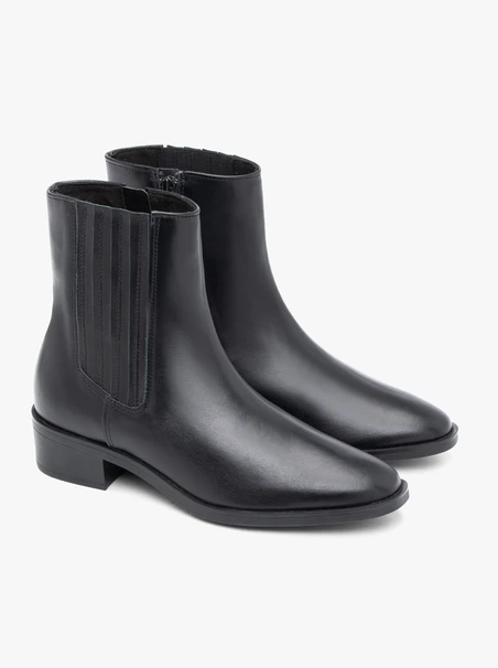 <p>Schwarz genarbte Lederstiefel</p>