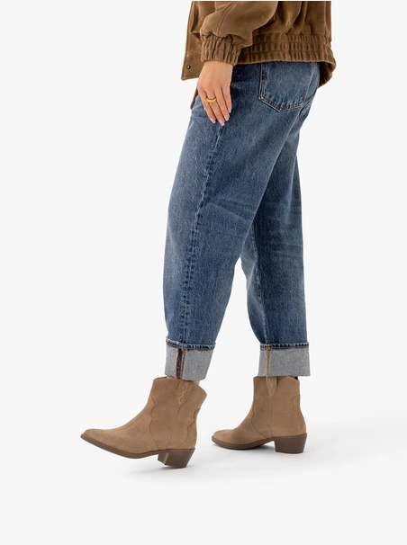 Beigefarbene Cowboystiefel