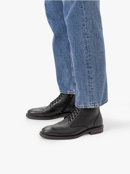 Schwarz genarbte Lederstiefel