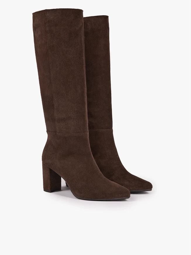 Dunkelbraune Stiefel aus Veloursleder