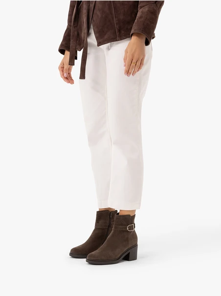 Dunkelbraune Stiletto-Stiefel mit Riemen und Schnalle