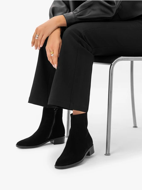 Schwarze Veloursstiefel