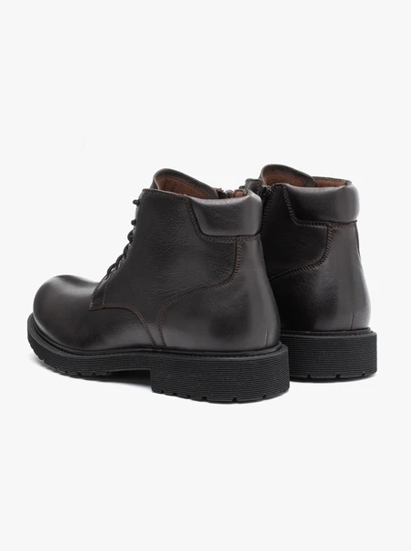 Dunkelbraune isolierte Stiefel