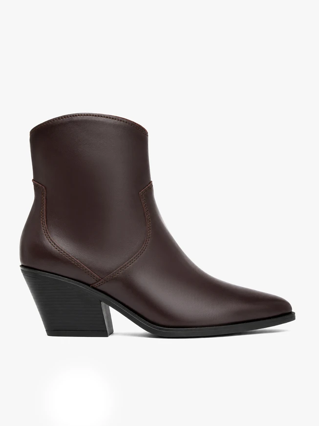 Burgunderrote Stiefeletten im Cowboy-Stil