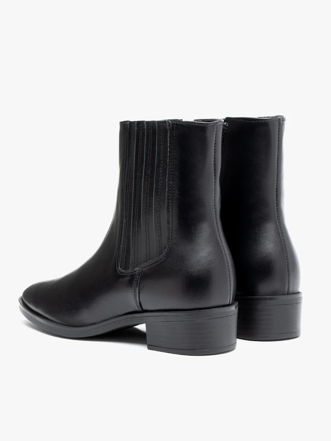 <p>Schwarz genarbte Lederstiefel</p>