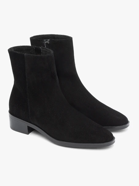 Schwarze Veloursstiefel