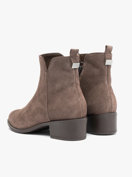 Hellbraune Velourstiefel