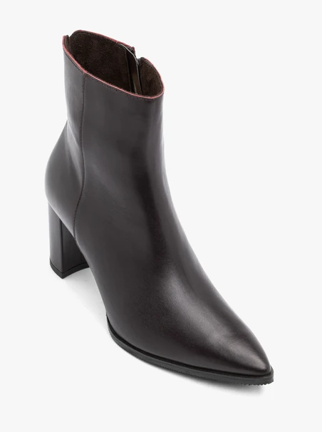 <p>Burgunderrote hohe Stiefeletten mit Blockabsatz</p>