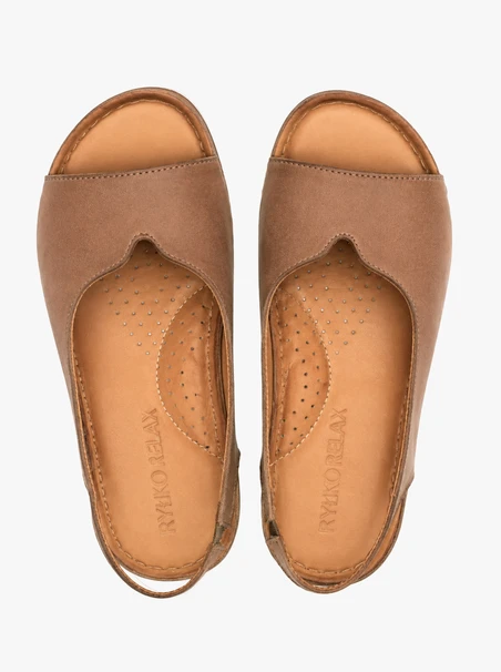 Hellbraune Sandalen aus genarbtem Leder