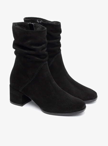 <p>Schwarze kurze Stiefel mit gerafftem Schaft</p>