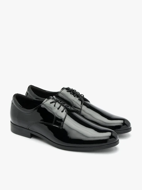 Schwarz lackierte Herrenschuhe
