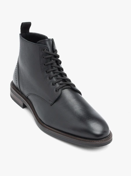 Schwarz genarbte Lederstiefel
