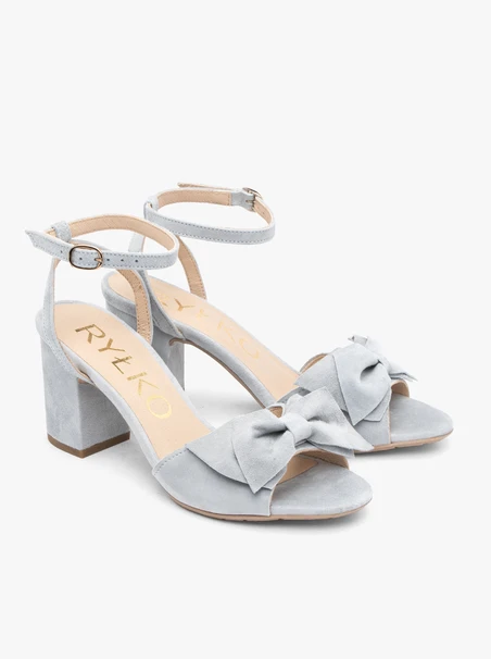 Hellblaue Sandalen mit Absatz und abnehmbarer Schleife