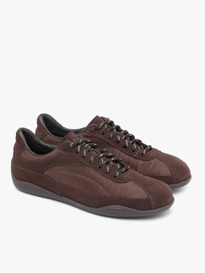 Kastanienbraune Sporthalbschuhe