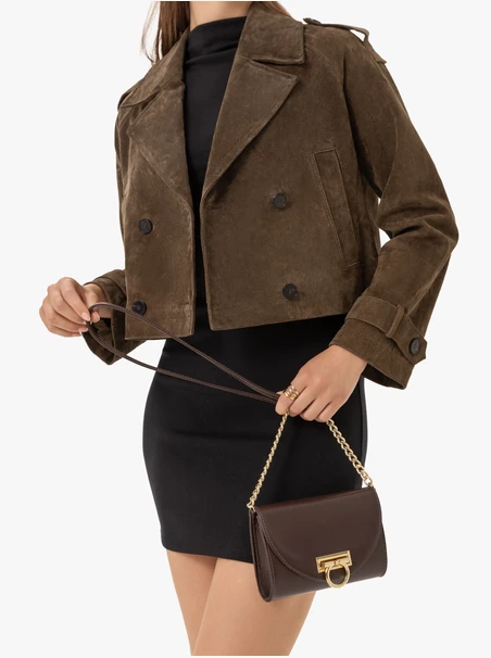 Braune Clutch mit Kette