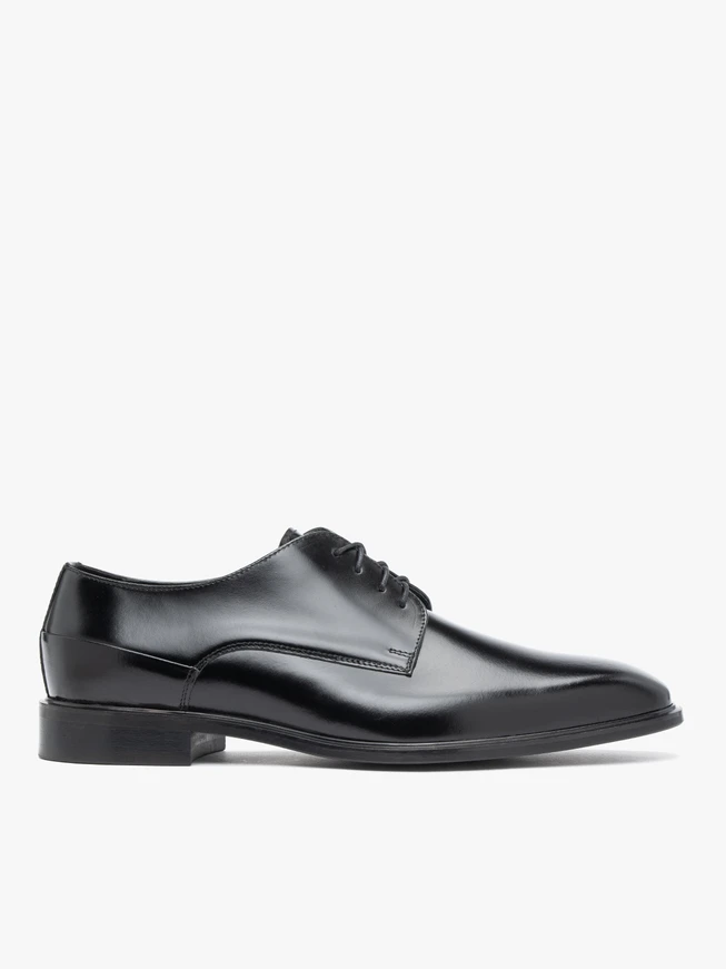Schwarz lackierte formelle Schuhe