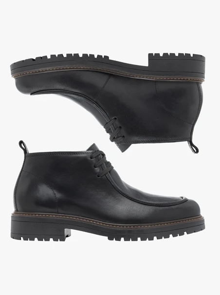 Schwarz genarbte Lederstiefel