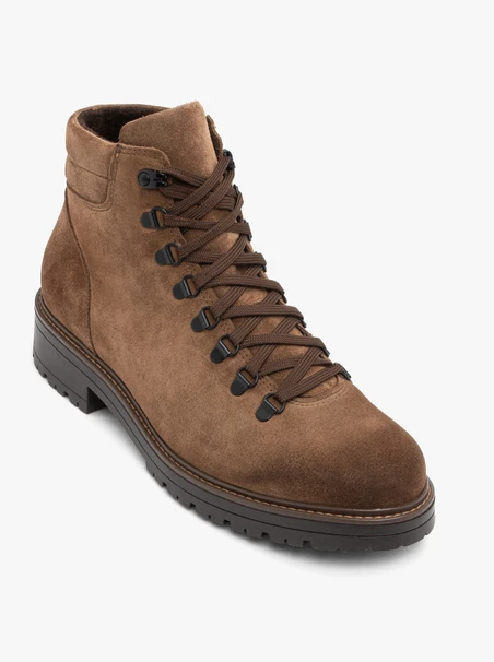 Braune Stiefel im Trekking-Stil