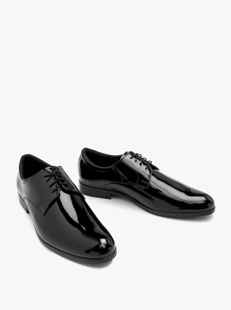 Schwarz lackierte Herrenschuhe