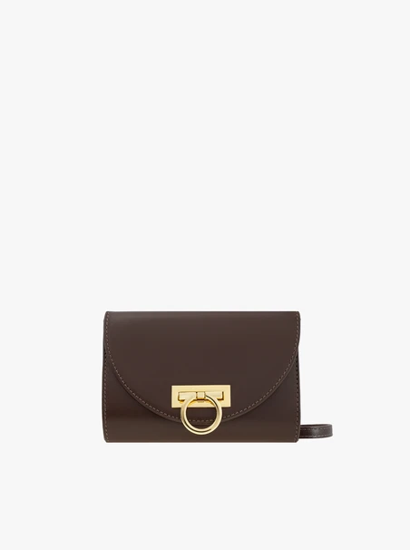 Braune Clutch mit Kette