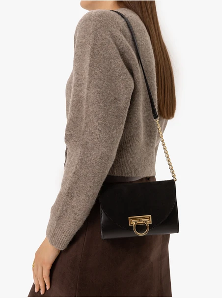 Schwarze Clutch Bag mit Kette