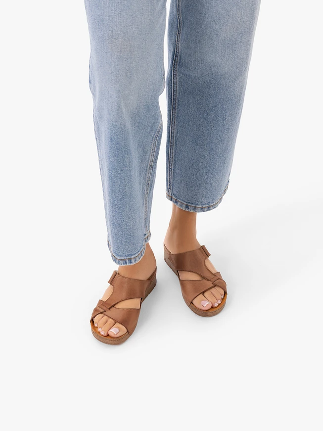 Hellbraune Flip-Flops mit Plateau