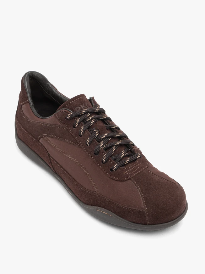 Kastanienbraune Sporthalbschuhe