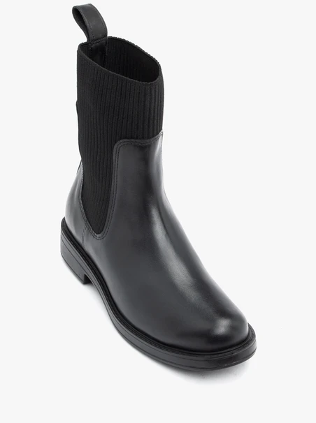 Schwarze, höhere Stiefeletten mit Bündchen