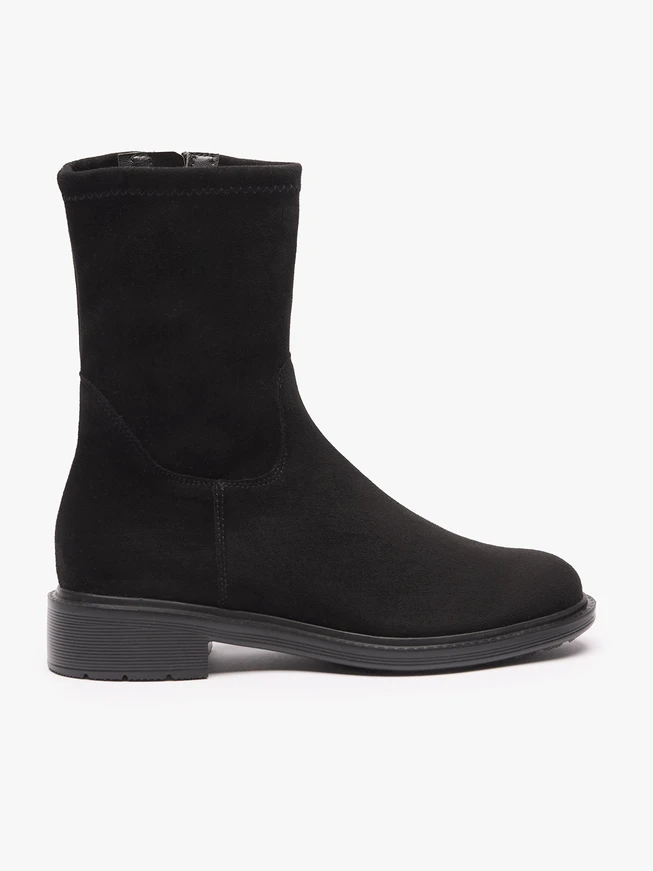 Schwarze höhere Stiefel