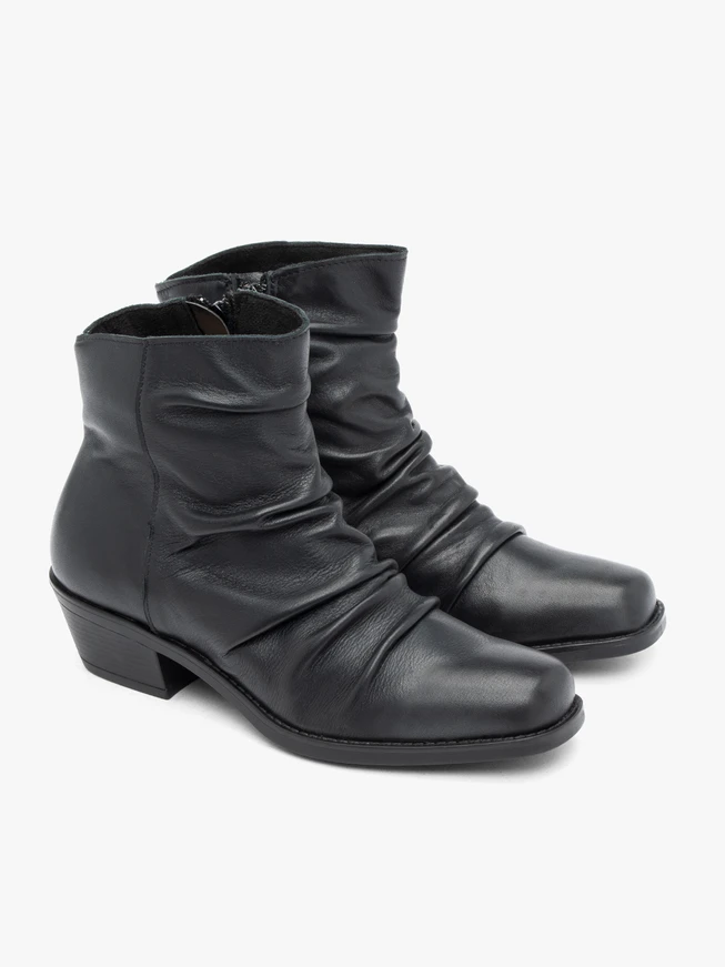 <p>Schwarze, geraffte Stiefeletten</p>