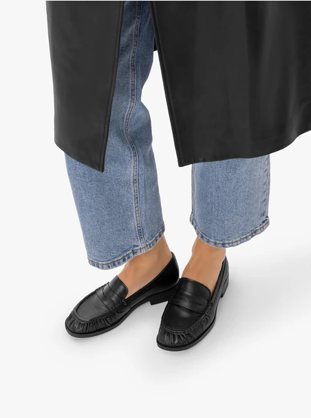 Mokassins aus schwarzem Leder