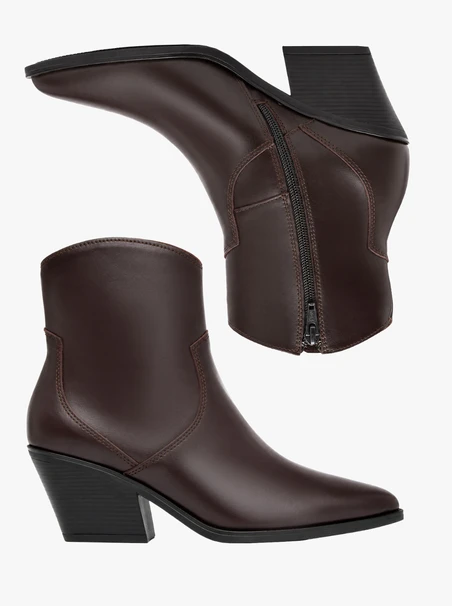 Burgunderrote Stiefeletten im Cowboy-Stil