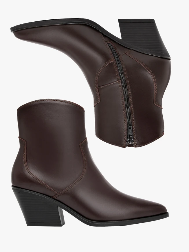 Burgunderrote Stiefeletten im Cowboy-Stil