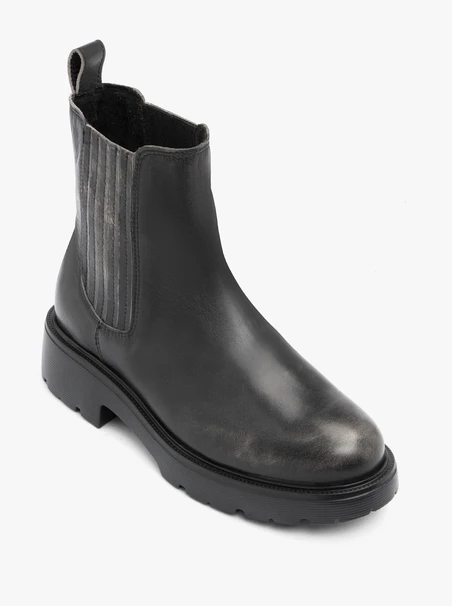 Schwarze, abgewetzte Stiefeletten