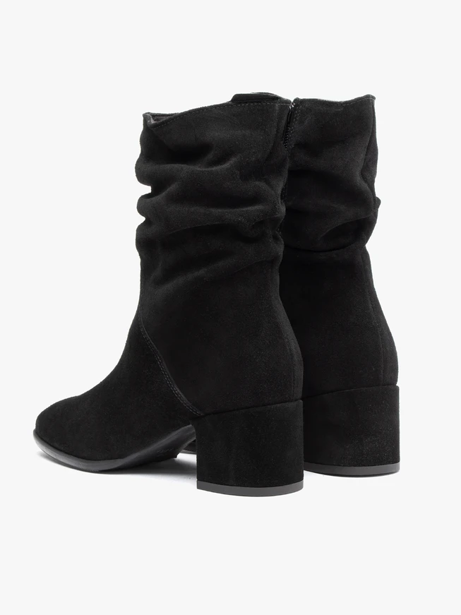 <p>Schwarze kurze Stiefel mit gerafftem Schaft</p>