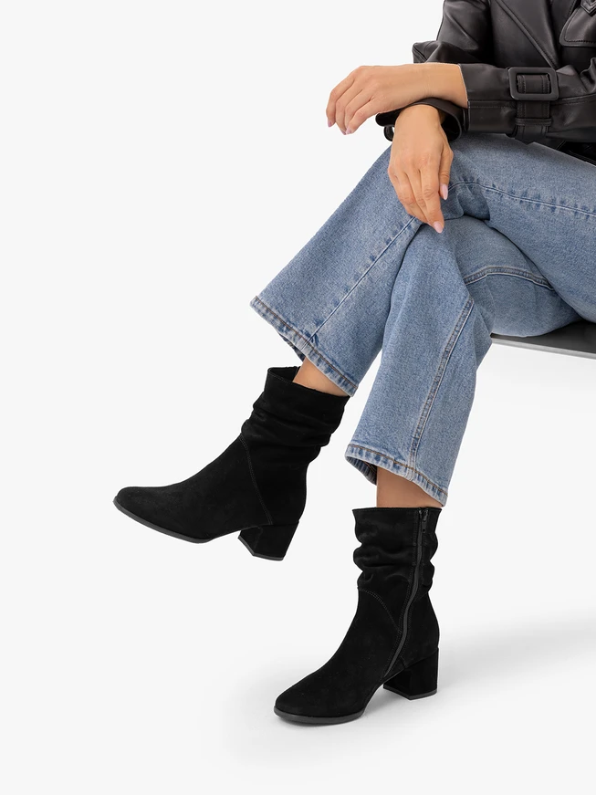Schwarze kurze Stiefel mit gerafftem Schaft