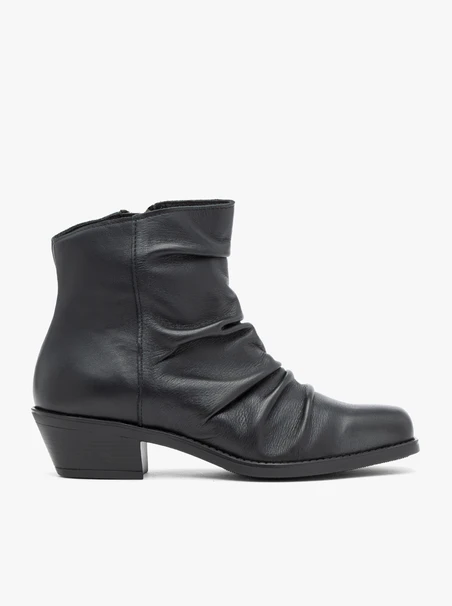 <p>Schwarze, geraffte Stiefeletten</p>