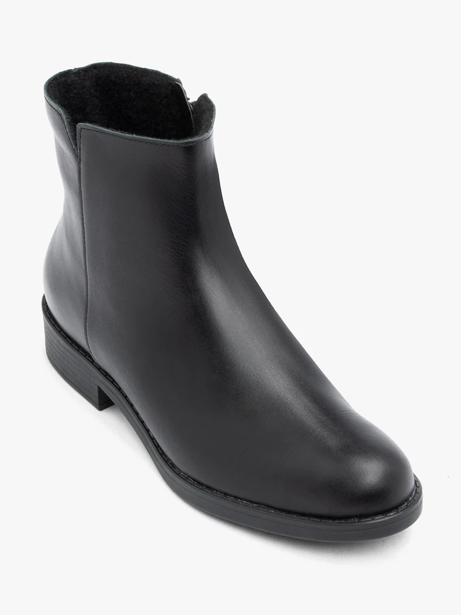 Schwarz genarbte Lederstiefel