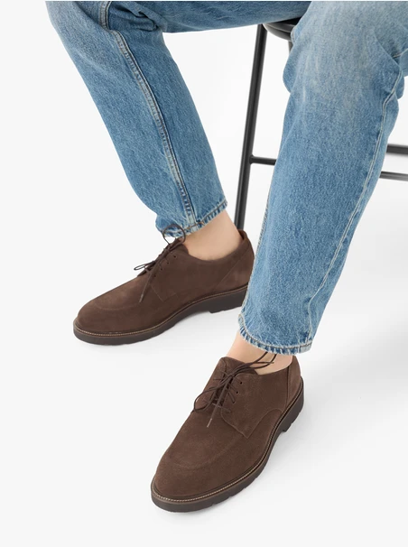 Halbschuhe aus dunkelbraunem Veloursleder