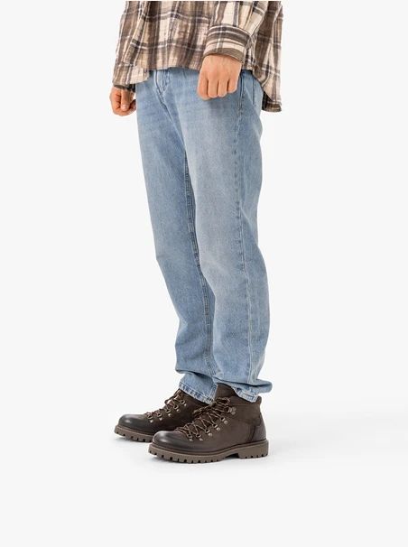 Dunkelbraune isolierte Stiefel