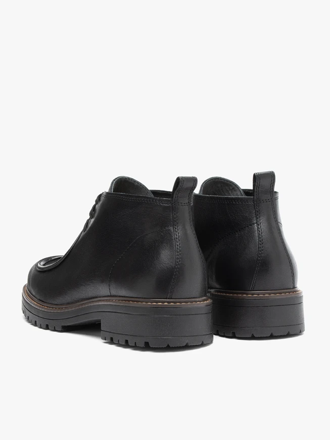 Schwarz genarbte Lederstiefel