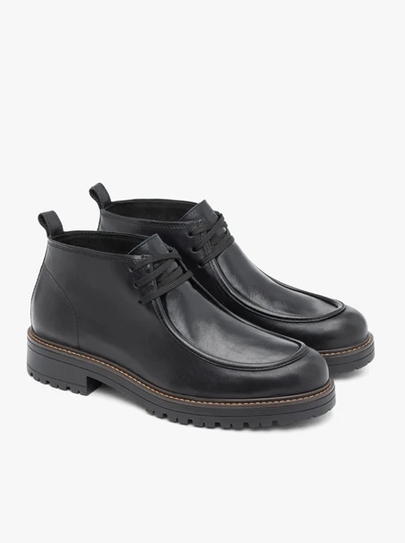 Schwarz genarbte Lederstiefel