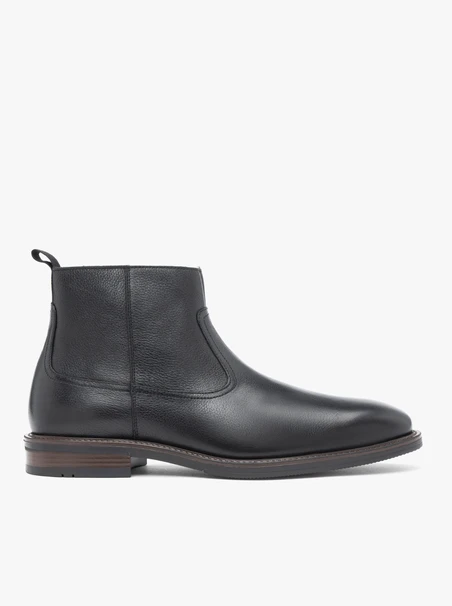 Schwarz genarbte Lederstiefel