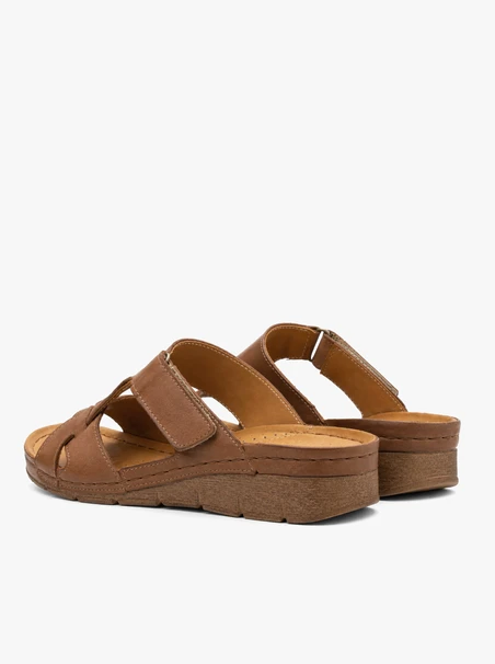 Hellbraune Flip-Flops mit Plateau